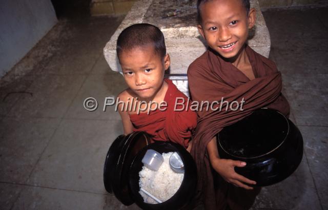 birmanie 41.JPG - Jeunes moinesPagan (Bagan)Birmanie (Myanmar)